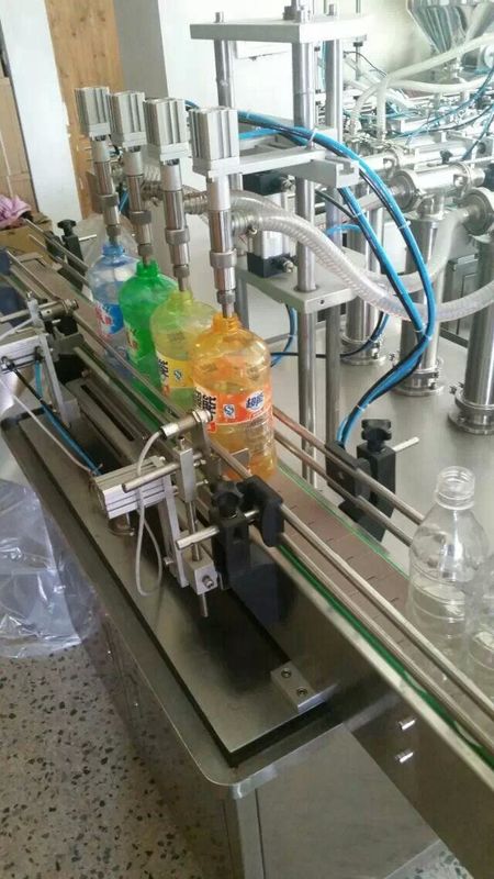 Máquina de enchimento em linha 4 bocal Máquina de enchimento de líquido de transbordamento automático Enchimento de garrafa de líquido para suco de bebida