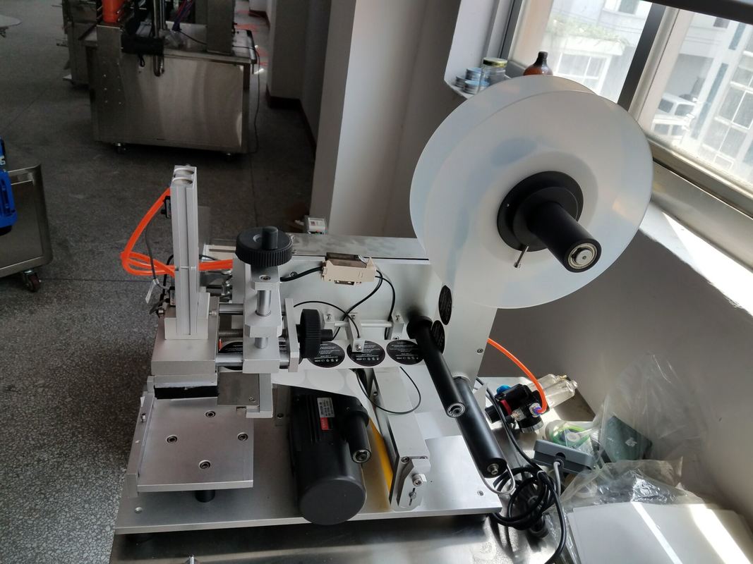 Máquina de rotulagem de superfície plana personalizada profissional para caixas/sacos/tampas/rótulos/adesivos/garrafas quadradas