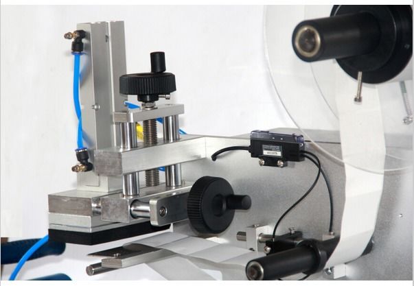 Máquina de rotulagem de superfície plana estável de alta precisão garrafa quadrada, caixa autocolante de rótulo compacto multi-laterais para pequenas empresas