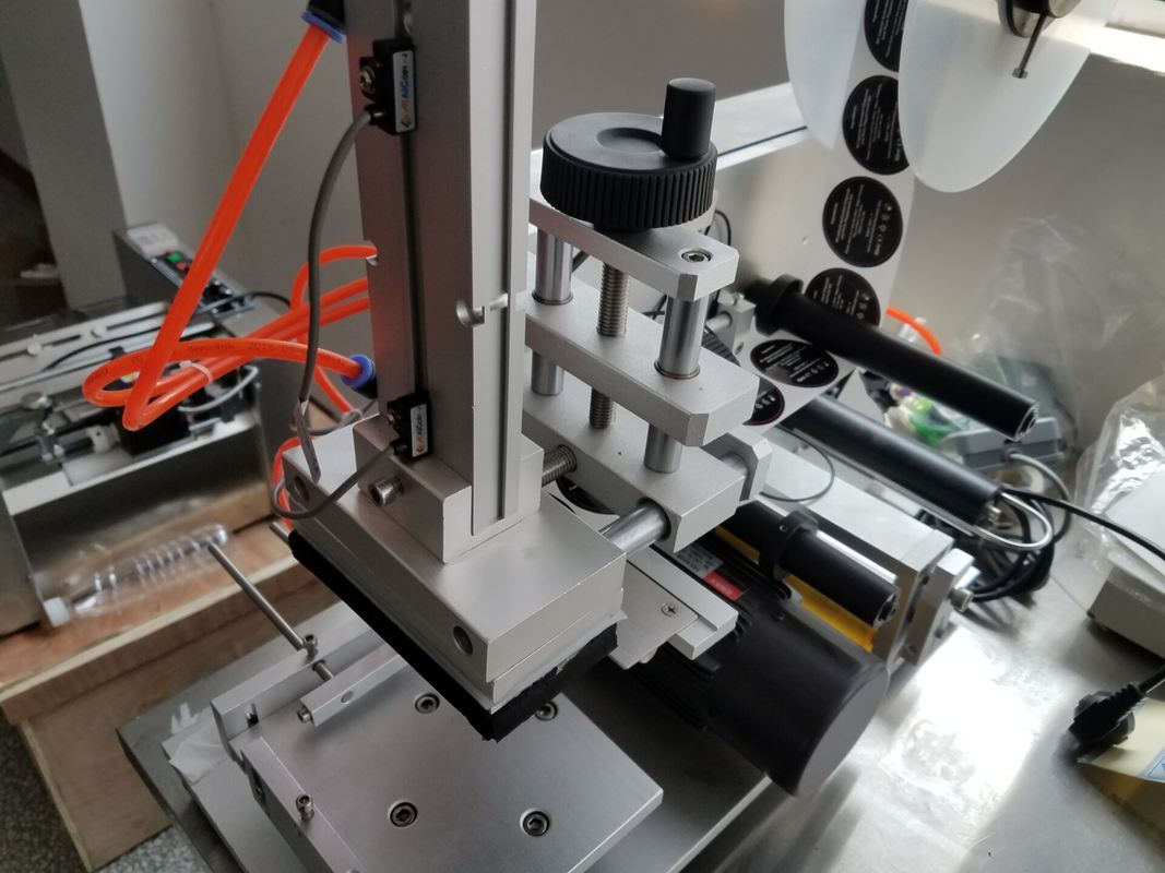 Máquina de rotulagem de superfície plana estável de alta precisão garrafa quadrada, caixa autocolante de rótulo compacto multi-laterais para pequenas empresas