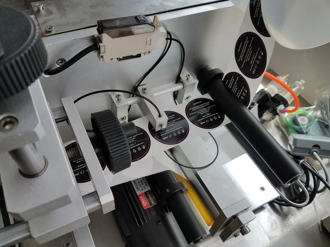 Máquina de rotulagem de superfície plana de alta velocidade, aplicadora de adesivos de etiquetas para garrafas quadradas, caixas, recipientes cosméticos