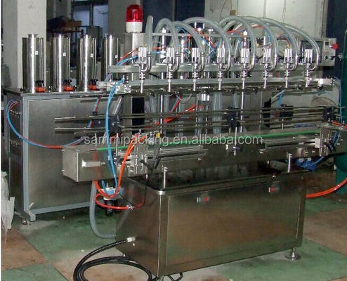 Sistema automático de enchimento de garrafas com máquinas de rotulagem e tampa