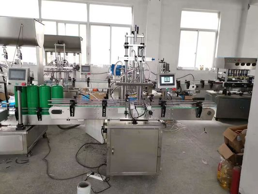 Máquina automática de enchimento e rotulagem de garrafas de líquido com pistões